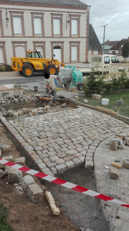 Allée en pavés (église de Coudres)