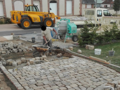 Allée en pavés (église de Coudres)